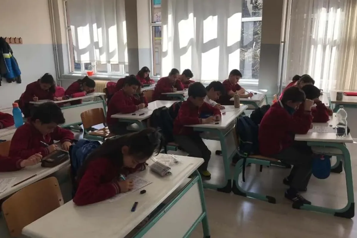 Bu imtihanda ne öğretmen ne gözetmen var...