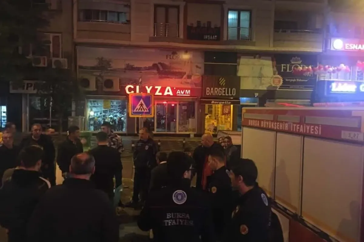 Yeraltı çöp konteynırına düşen kediye ekipler kurtardı