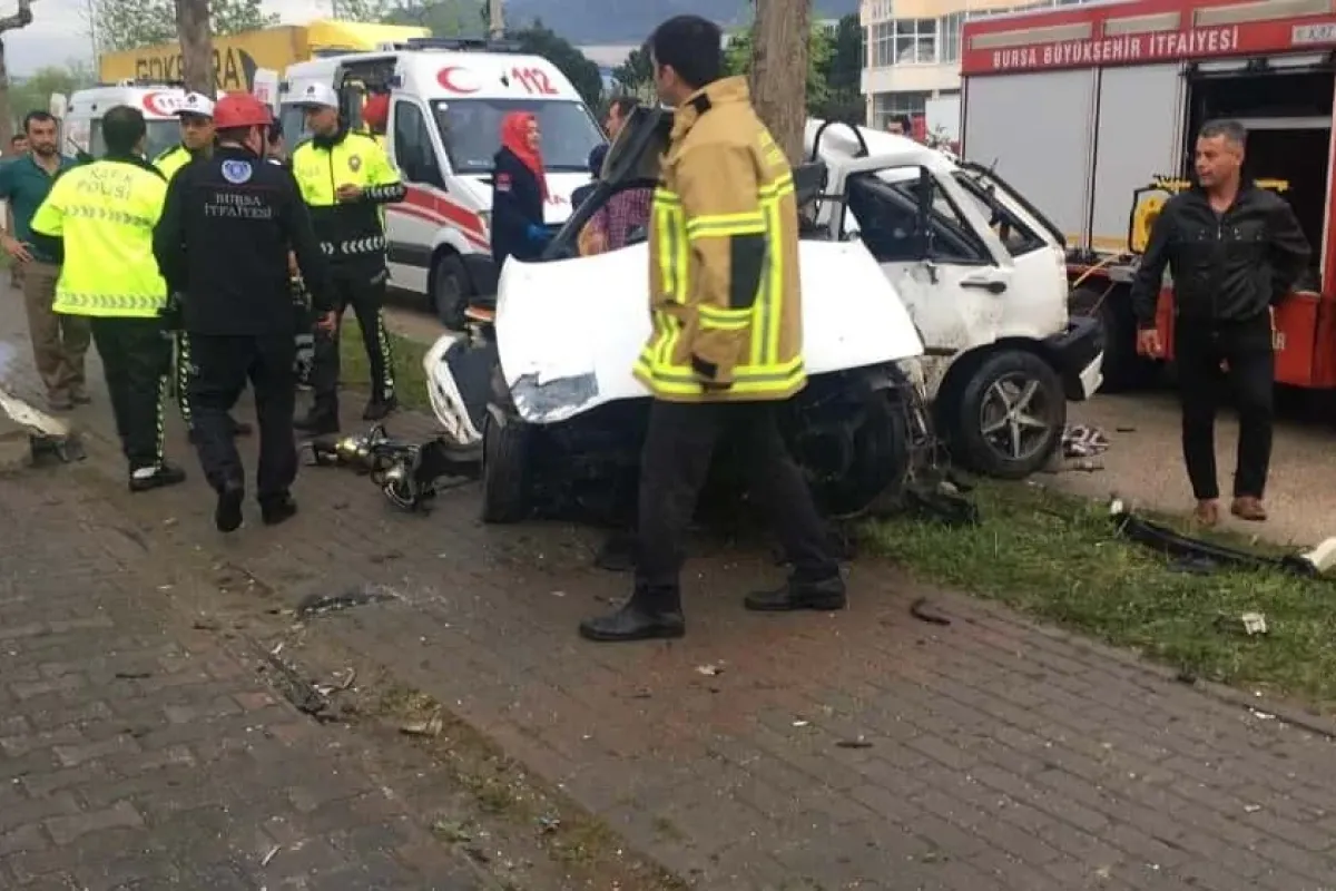 Ağaca çarpan otomobilde can pazarı: 1 ölü