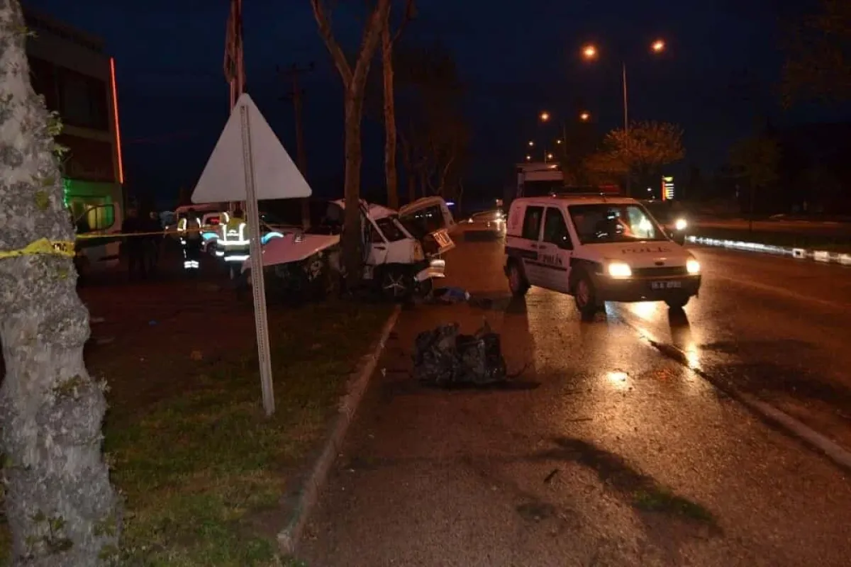İnegölden aldıkları otomobille kaza yaptılar, 2 kişi hayatını kaybetti