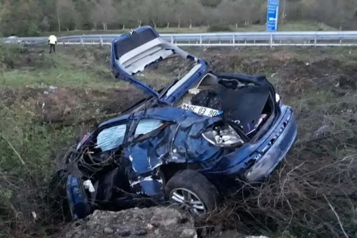 Dere yatağına uçan otomobil hurdaya döndü; 2 yaralı