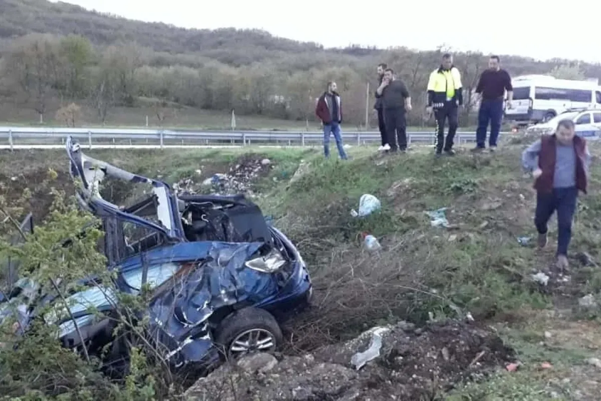 Hurdaya dönen otomobilden sağ çıktılar