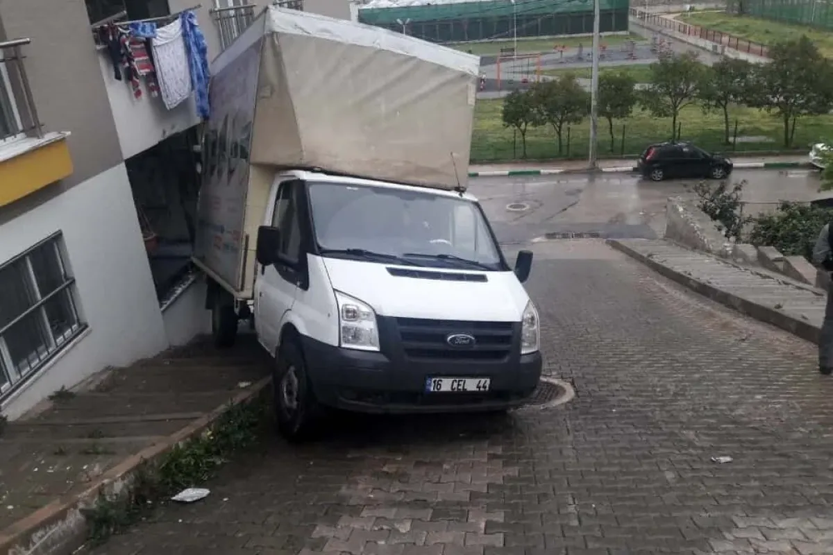 Geri kayan kamyonet evin cam balkonundan içeriye girdi