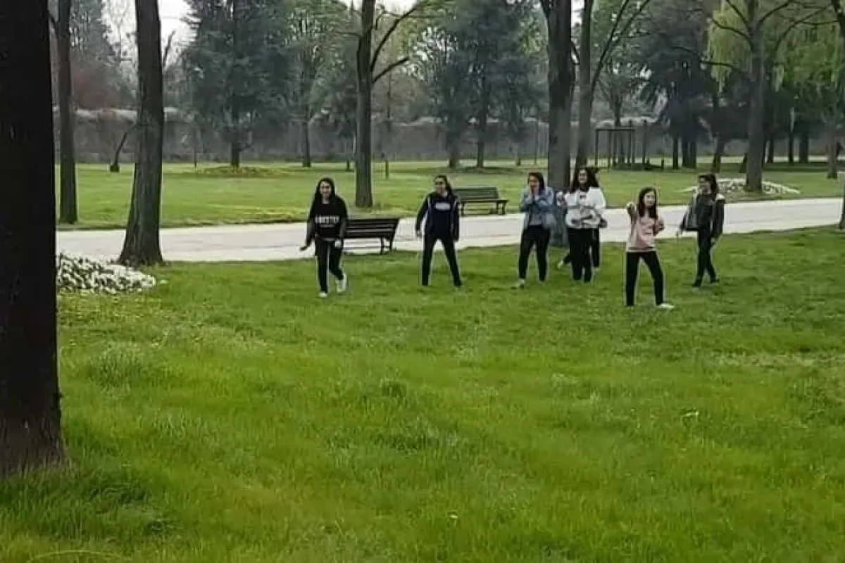 Parkta sincap gören gençlerin şaşkınlığı kamerada
