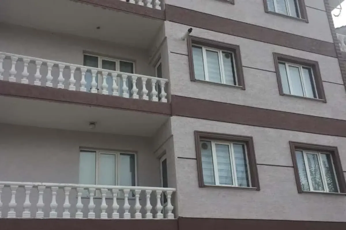 Balkondan düşen kadın ağır yaralandı