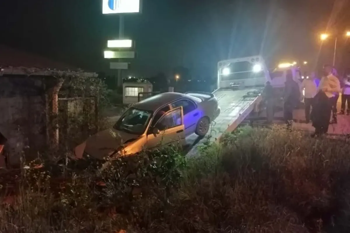 Ehliyetsiz genç önce bariyere, ardından bekçi kulübesine çarptı: 2 yaralı