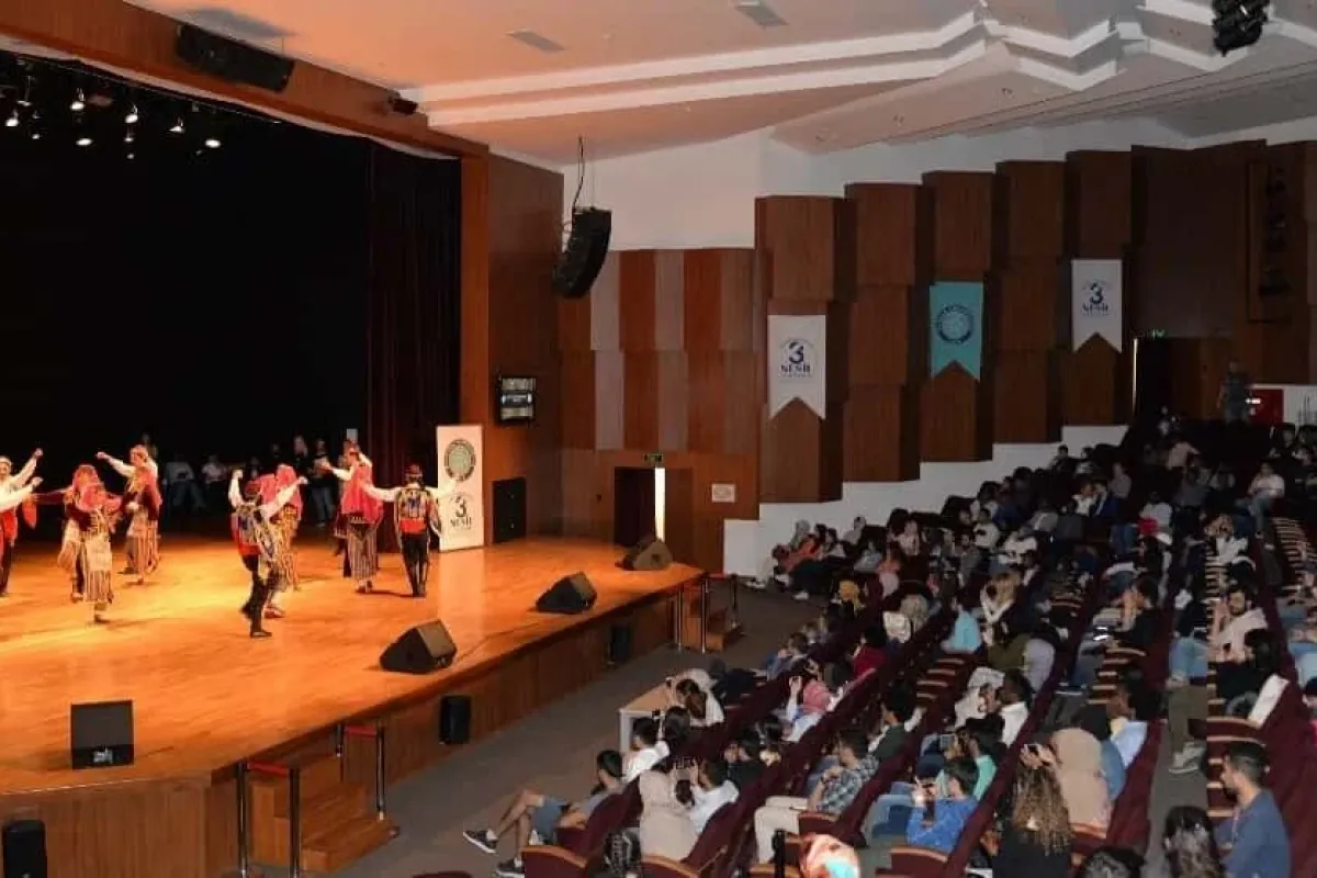 Uluslararası öğrencilerin Türkçe gösterisi tam not aldı