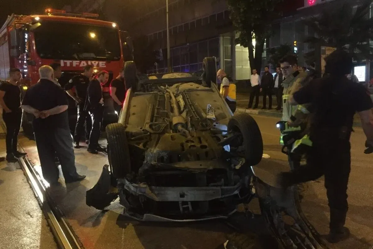 Makas atarken kontrolden çıkan otomobil takla attı: 3 yaralı