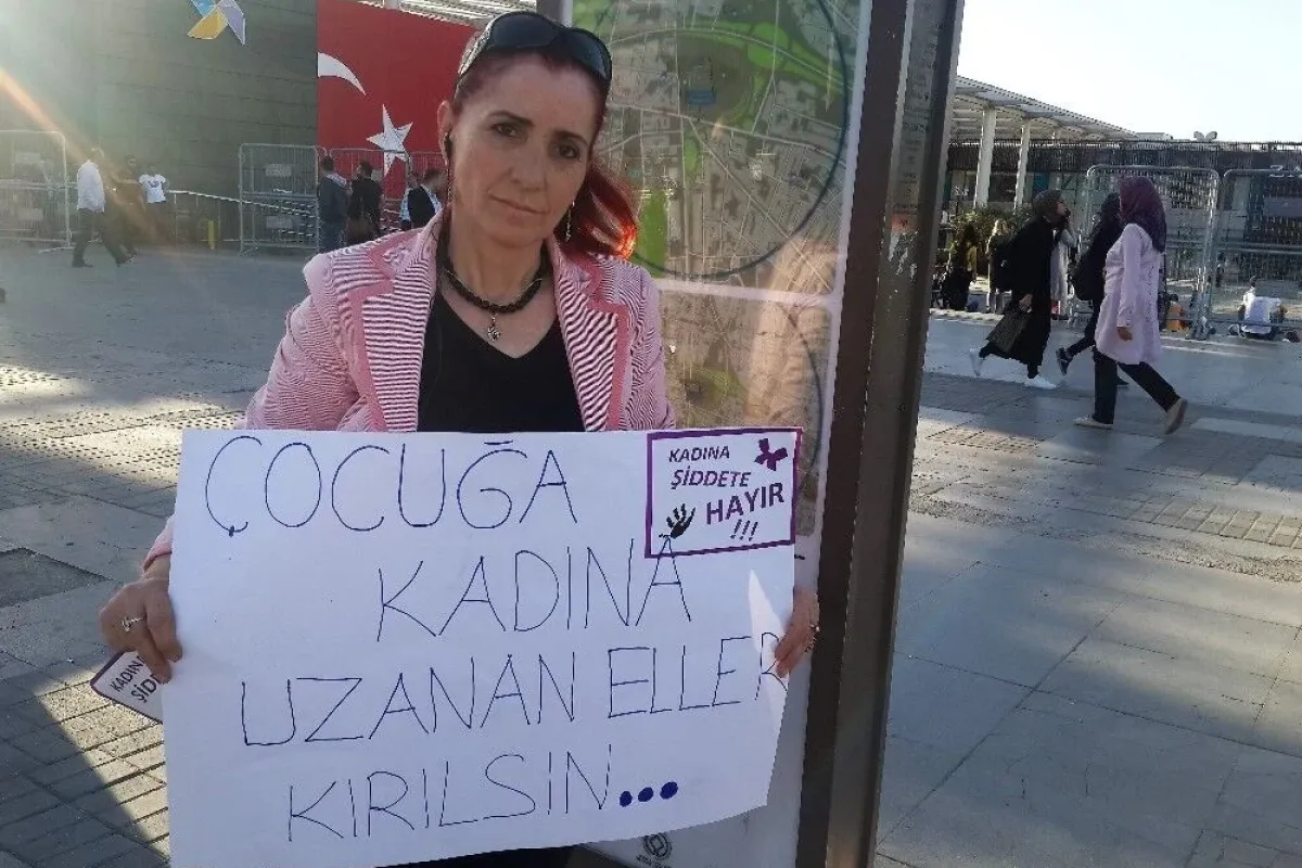 Boşanma davası açmasını davul dümbelek ile kutlayan kadın, aylardır boşanamayınca eylem yaptı
