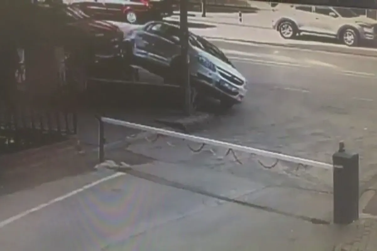 Otomobil askıda kaldı, o anlar kameraya böyle yansıdı