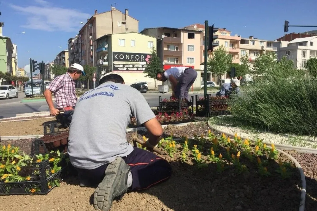 Gemlikte kavşak ve orta refüjler rengarenk