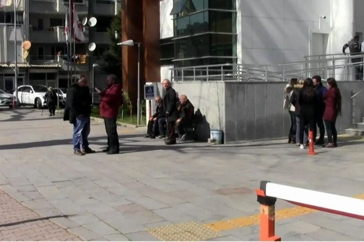 Kedin üzerimi pisledi diyerek arkadaşının boğazını kesen sanık hakim karşısında