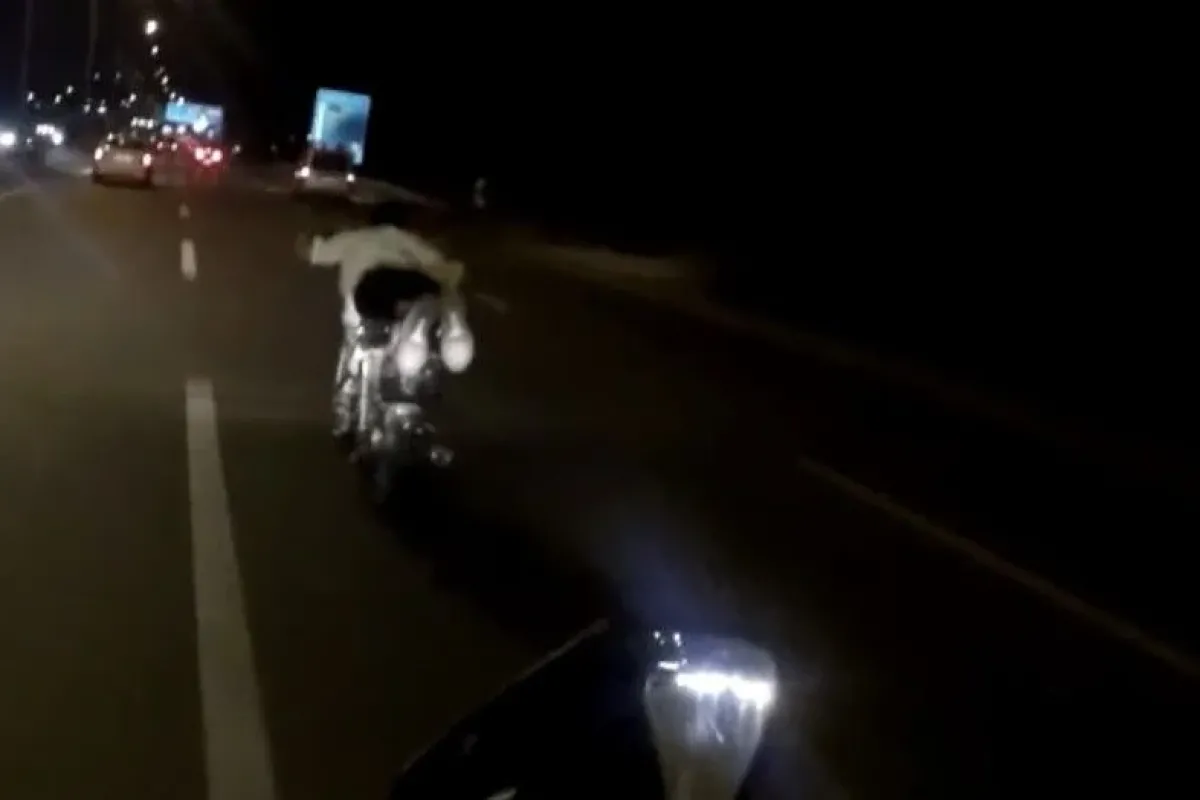 Motosikletin üzerine yatan sürücünün tehlikeli yolculuğu
