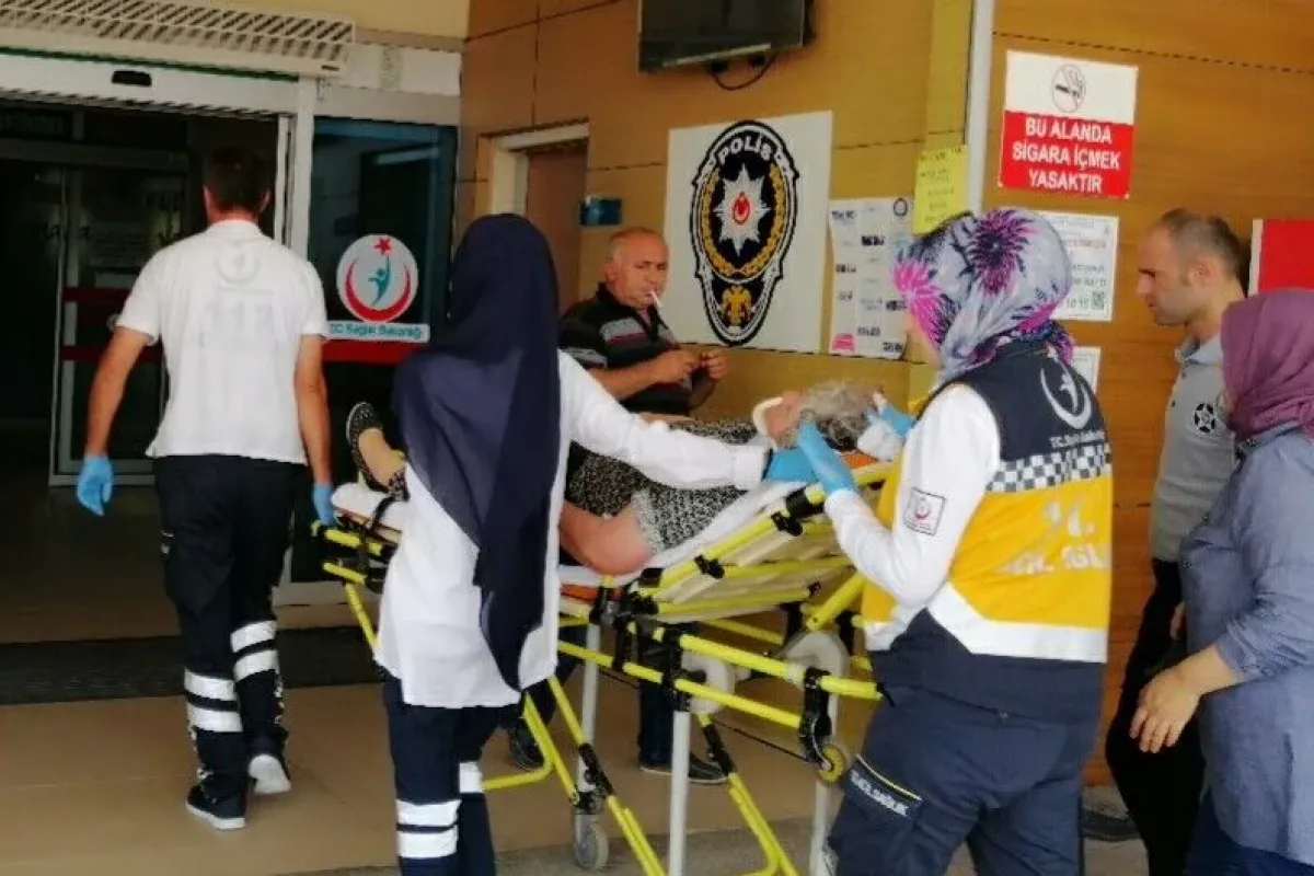 Saman indirirken römorktan düştü