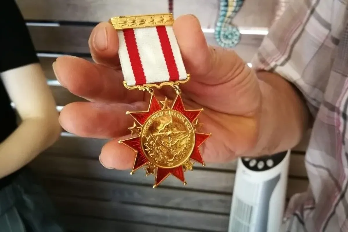 Bulduğu madalyayı teslim etti