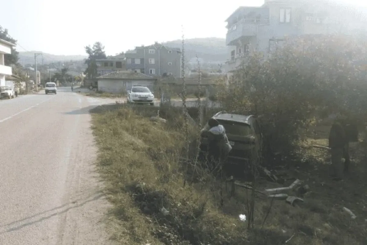 Tarlaya uçan araçta 3 kişi yaralandı