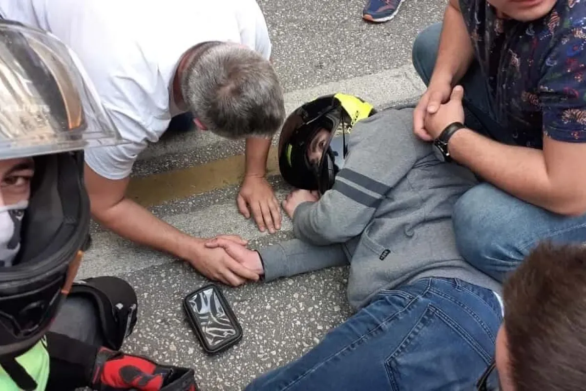 75 metre sürüklenen motosikletlinin imdadına yoldan geçen doktor koştu
