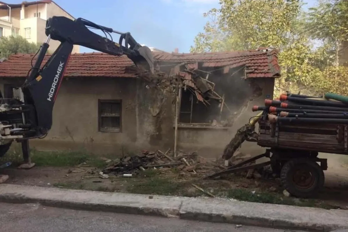 Karacabeyde metruk binalar yıkılıyor