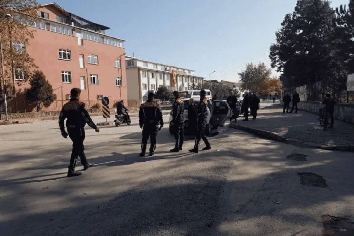 Kapılar kilitlendi araç içinde çocuk mahsur kaldı