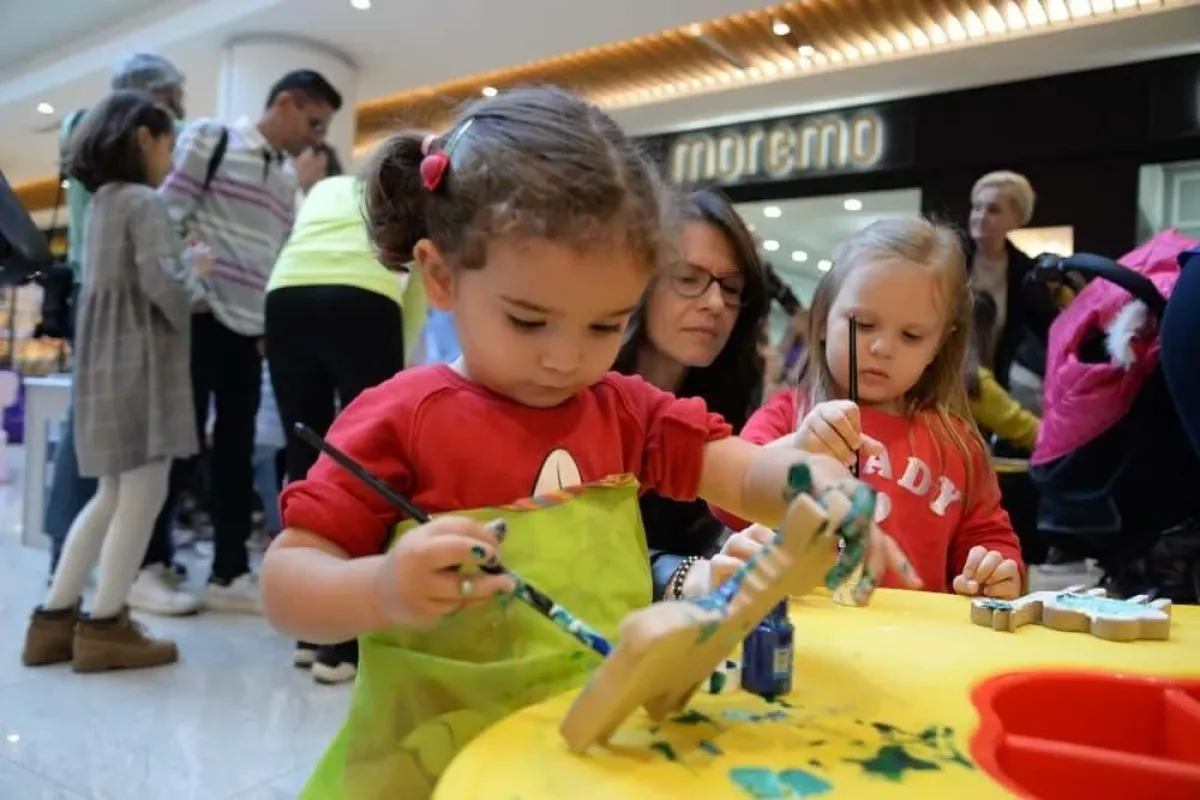 Kır Çiçekleri Okusun Diye minik eller ahşap boyadı
