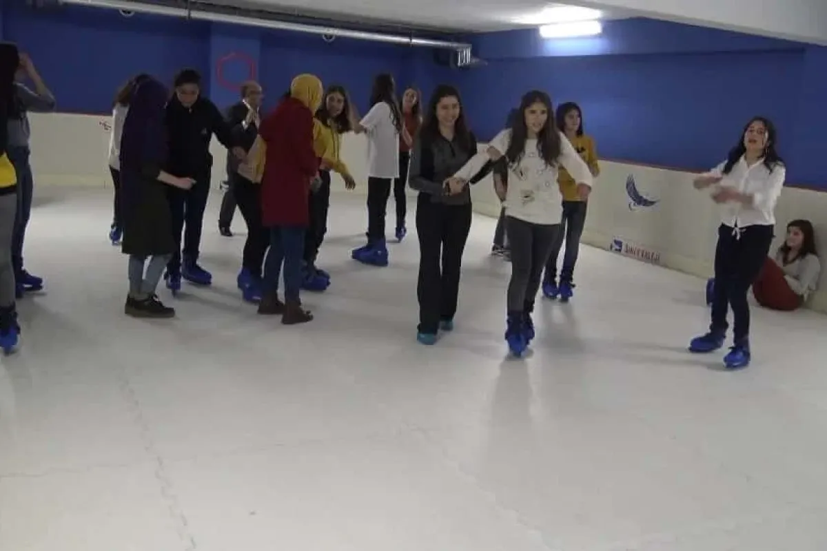 50 öksüz öğrenci ilk defa buz pateni yaptı