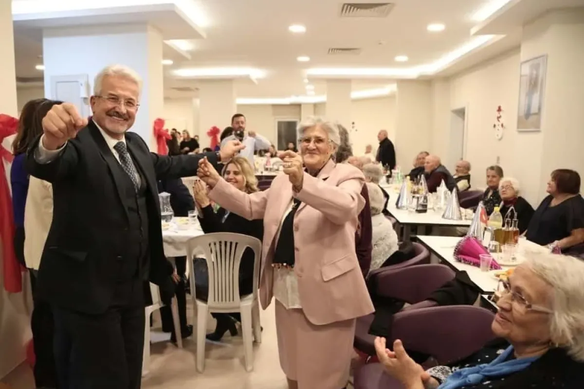 Huzurevinde yeni yıla renkli karşılama