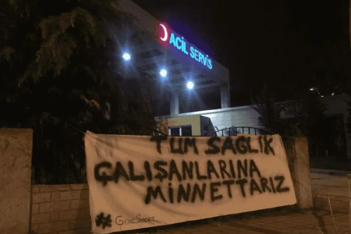 Saadet Partili gençlerden sağlıkçılara pankartlı destek