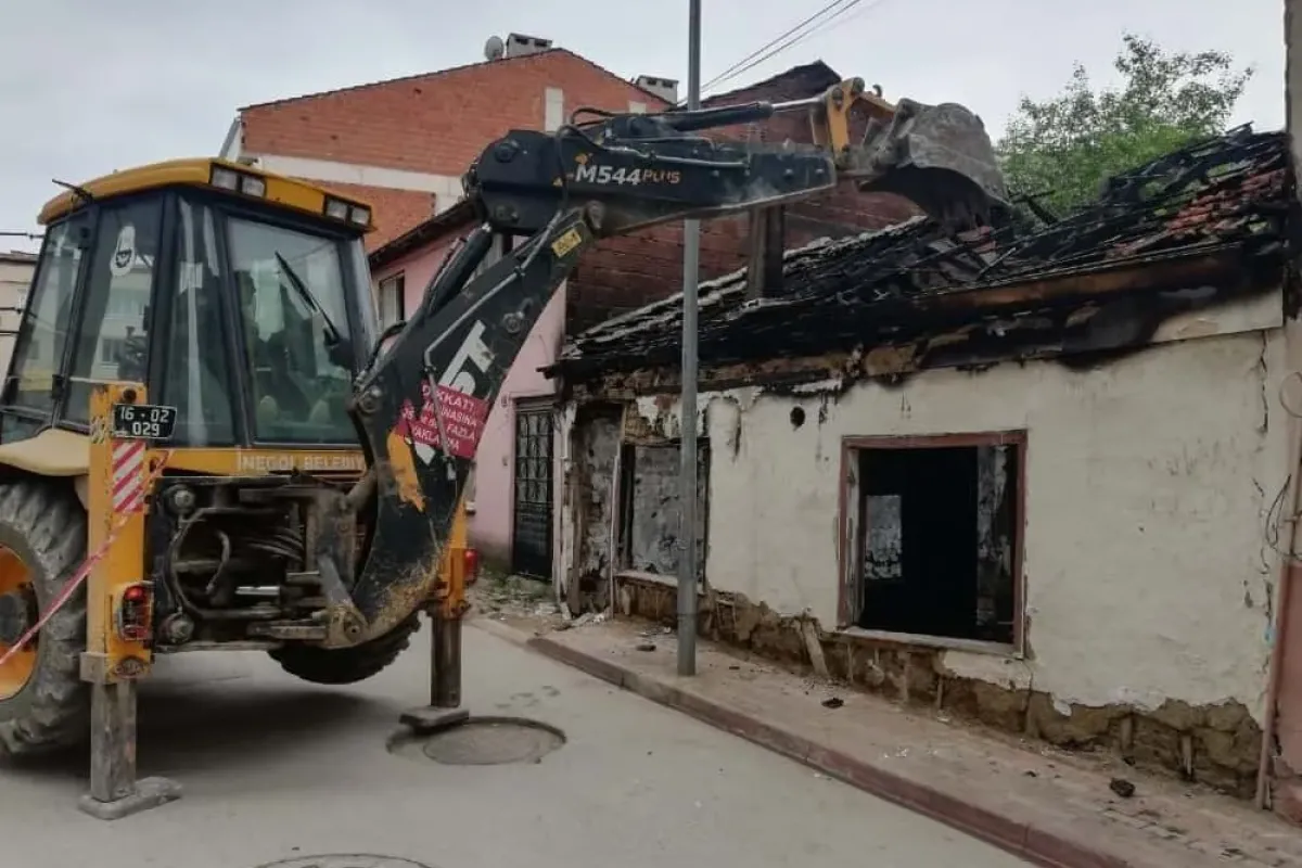 İnegölde iki bina yıkıldı