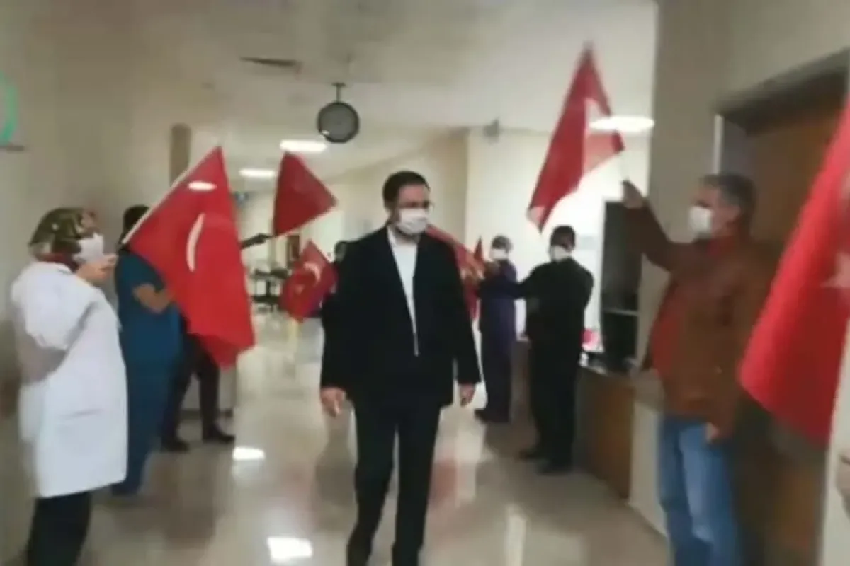 Başhekim bayraklar ve alkışlarla taburcu edildi