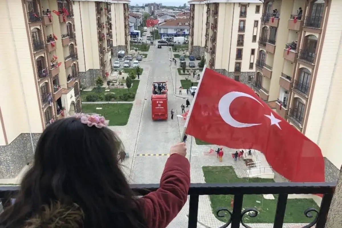 Bursada kısıtlamaya rağmen çocuklara 23 Nisan sürprizi