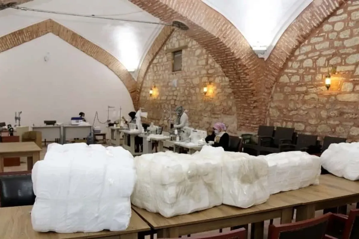 Başkanın eşi maske dikerek destek oluyor
