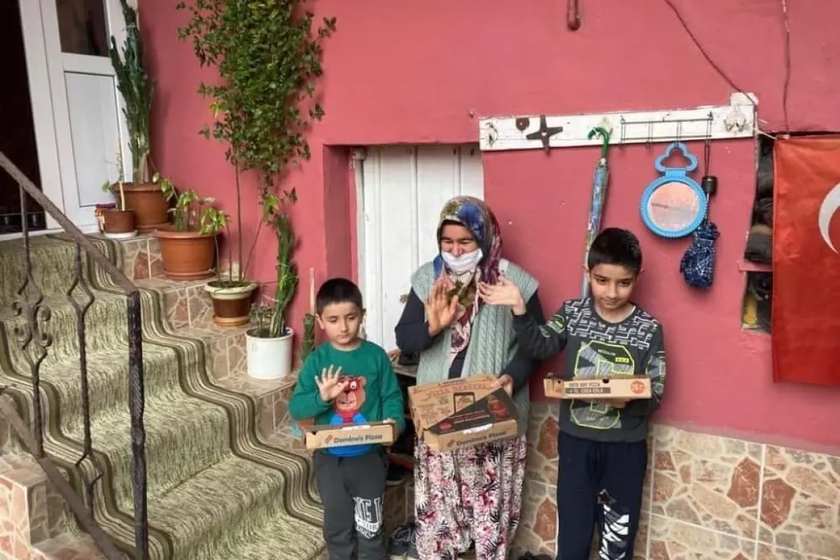 Hiç pizza yemediğini söyleyen çocuklara 23 Nisanda pizza sürprizi