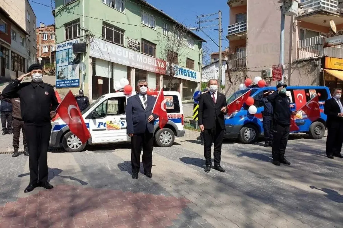 Orhanelide bütün çocuklar sabah balonlarla ve hediyelerle uyandı