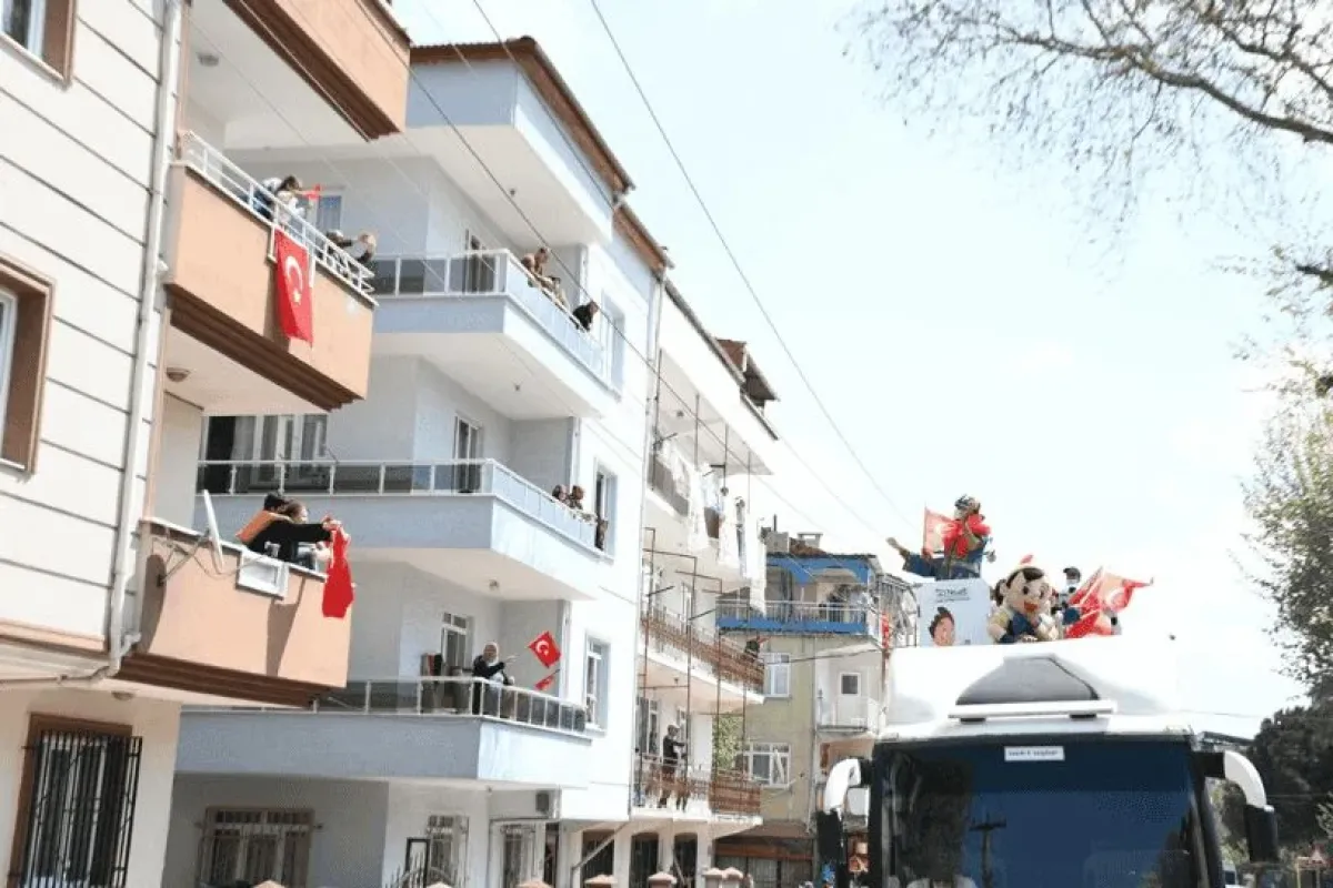 23 Nisan Coşkusu Balkonlara Taşındı