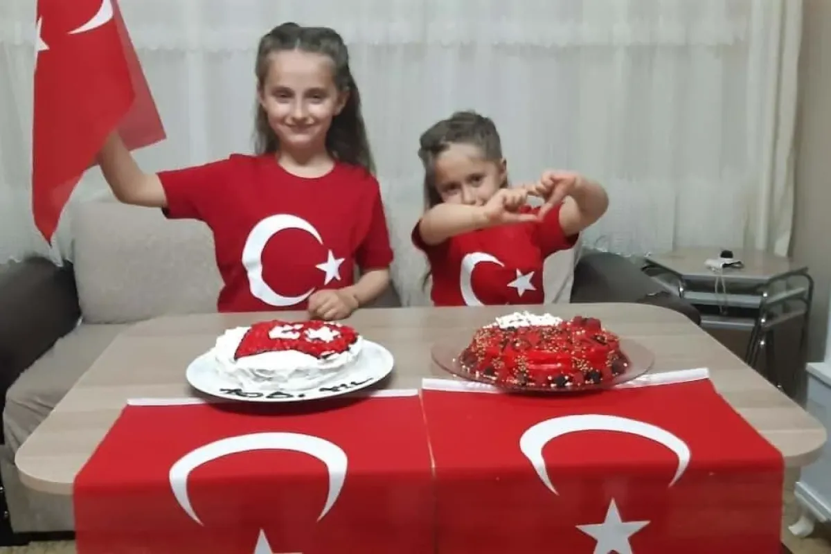 Bursada çocuklar Türk bayraklı pasta yapıp 23 Nisanı kutladı
