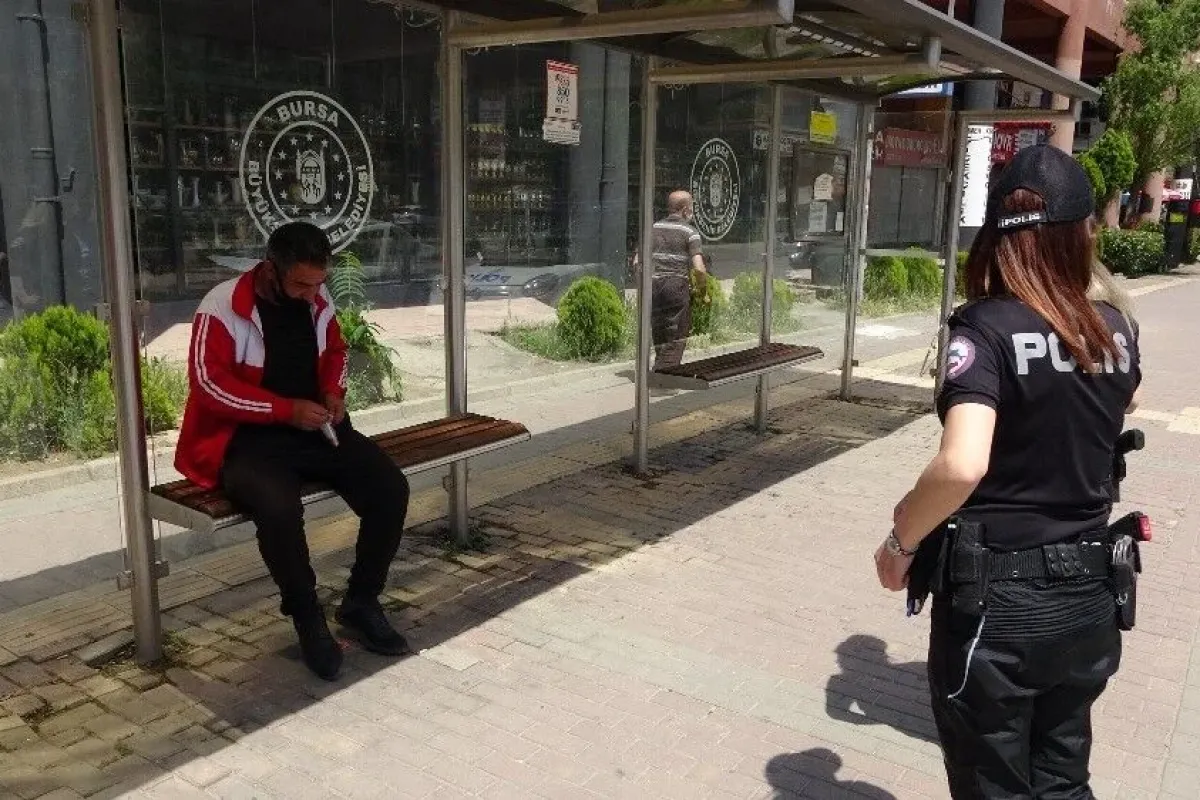 Sokakta kalan vatandaşa polis böyle müdahale etti