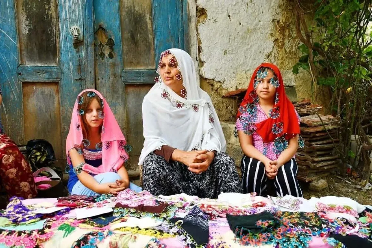 Bursada kadınlar geçimlerini asırlık gelenek iğne oyası ile kazanıyor
