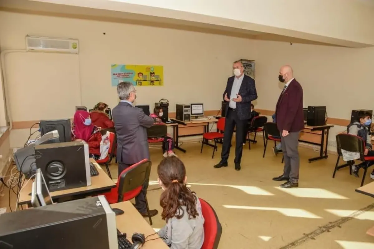 Karacabey Belediyesinden okullara bilgisayar desteği