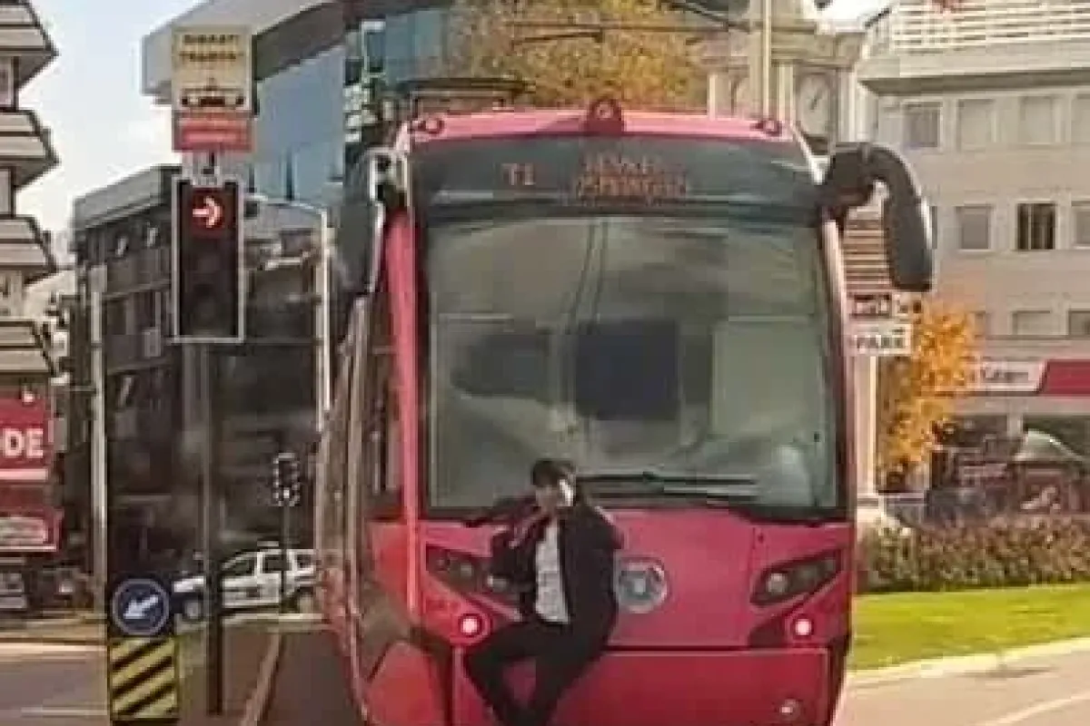 Bursada tramvay arkasında tehlikeli yolculuk