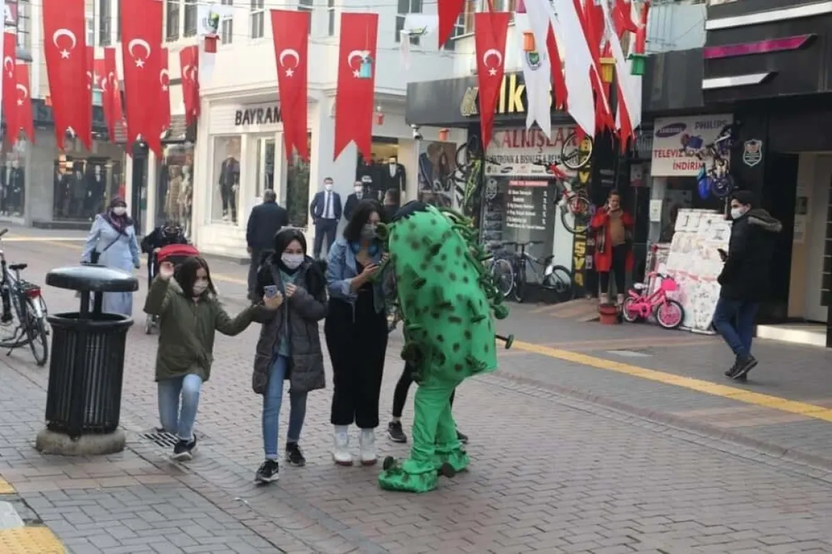 Korona virüs kılığına girdi, kurallara uymayanların arasına böyle daldı