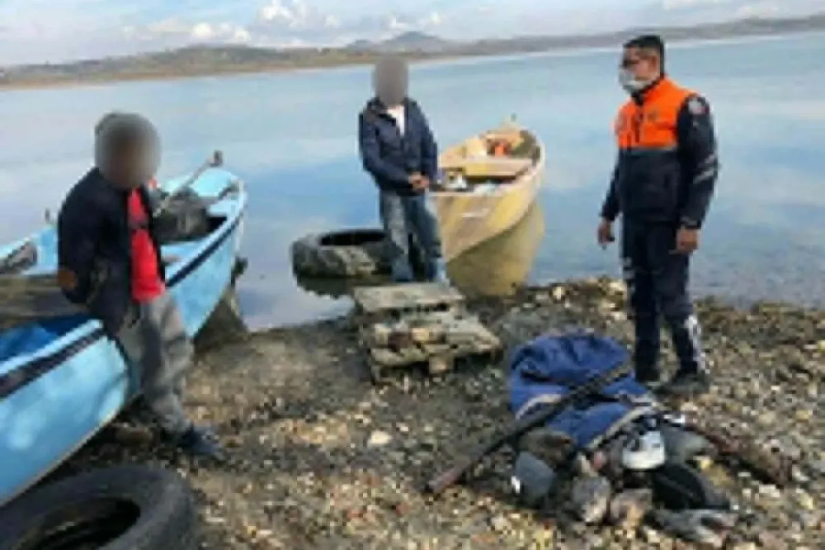 Bursada Uluabat Gölünde kaçak avcılık yapan 2 kişiye 3 bin 622 lira idari para cezası yazıldı.