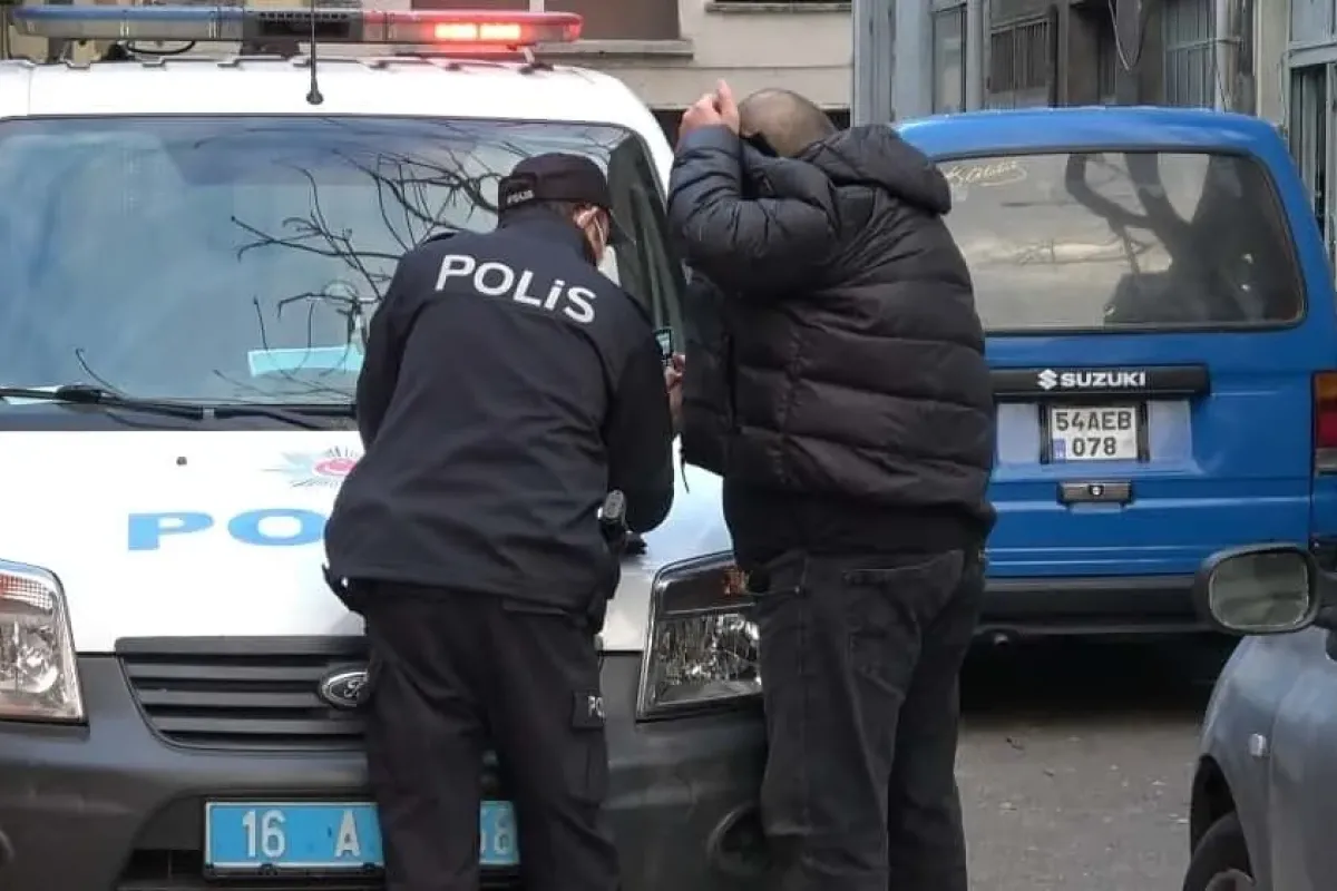 Bursada koronavirüsü hiçe sayıp kahvehanesini açtı, ceza yedi