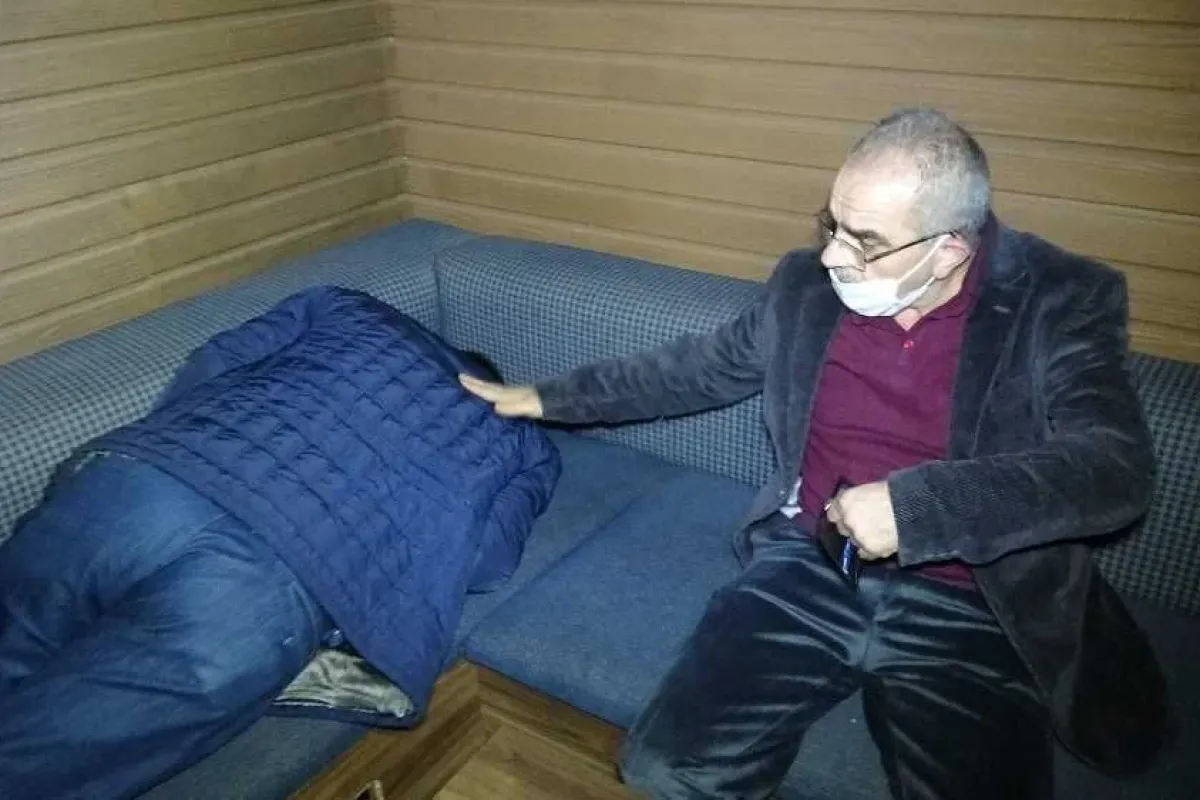 Dernekte kumar oynamaya gelenler uyuma numarası yapıp, dolap arkasına gizlendiler