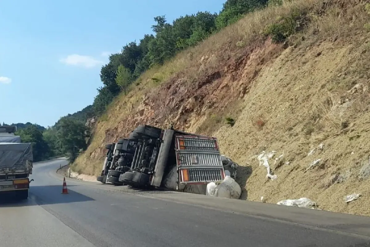 Hâkimiyeti kaybetti, kamyonu yan yatırdı