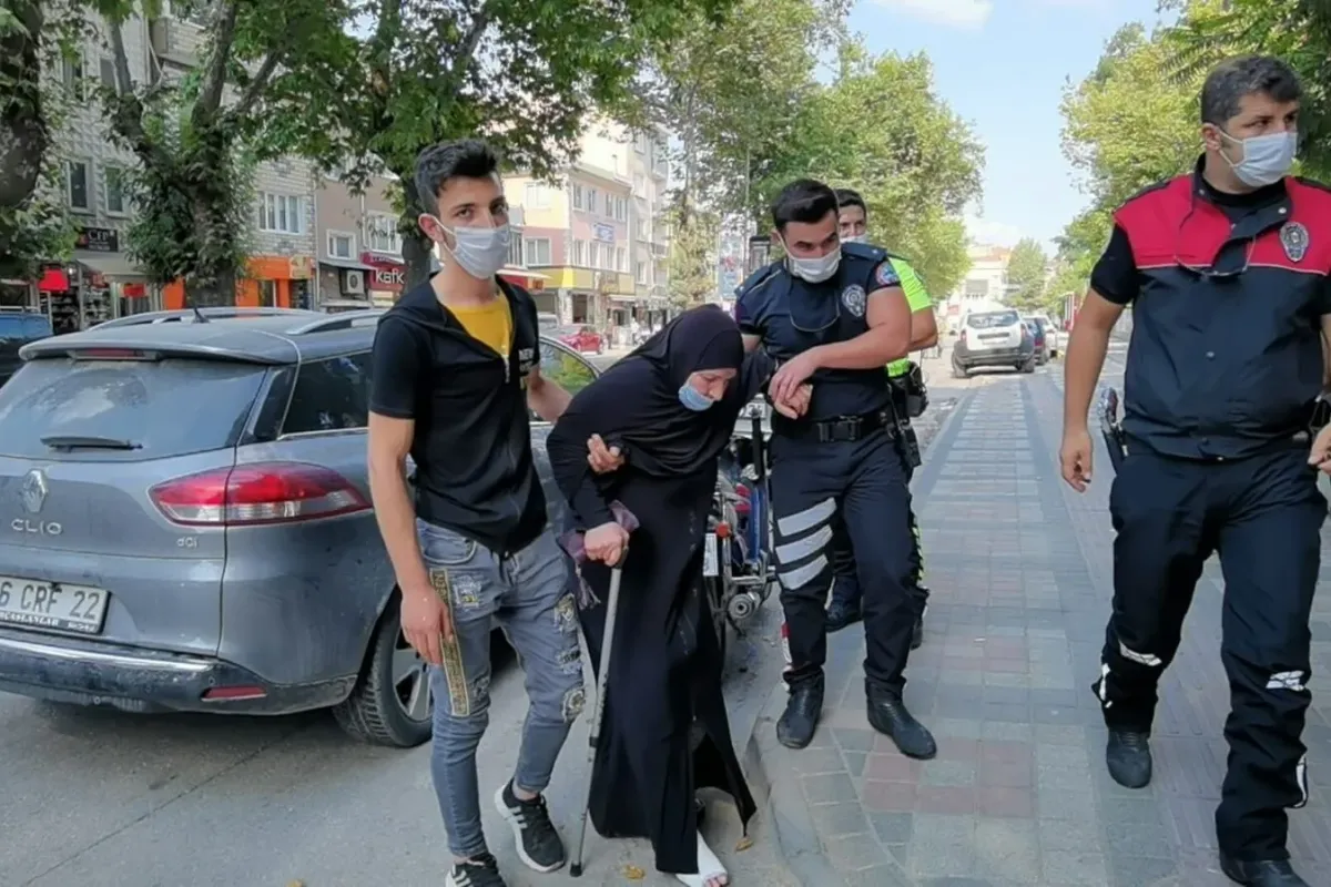 Ceza kesilen sürücünün yaralı annesi polis otosuyla evine bırakıldı