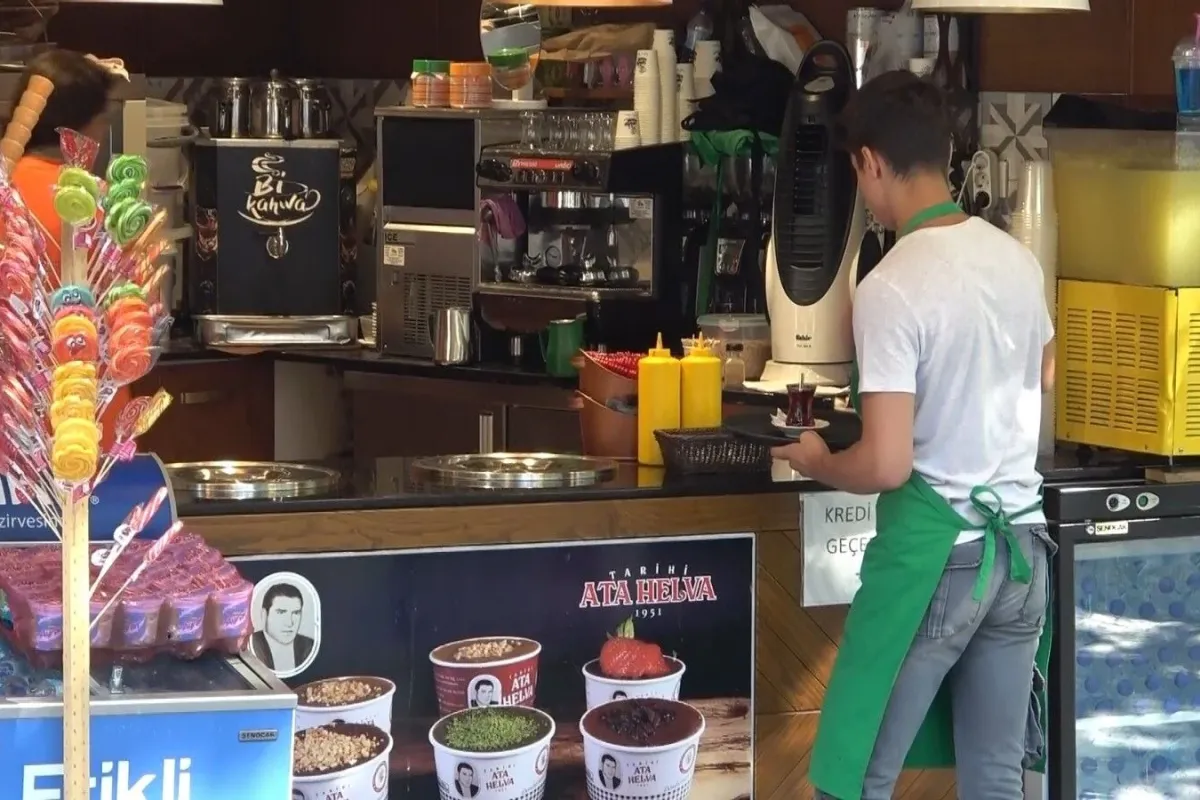 İnanılmaz olay...Dondurmacıda minik bebeğini unuttu, yarım saat sonra aramaya geldi