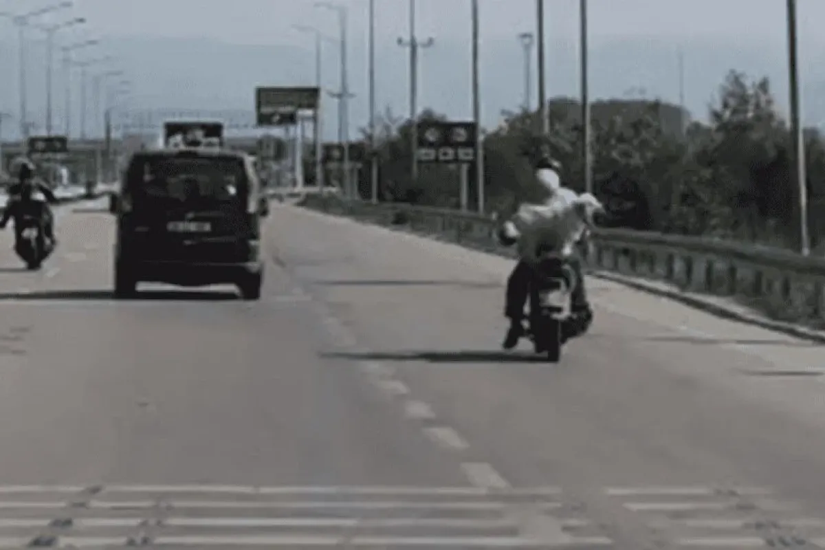 Motosikletin arkasında görenler şaşkına döndü