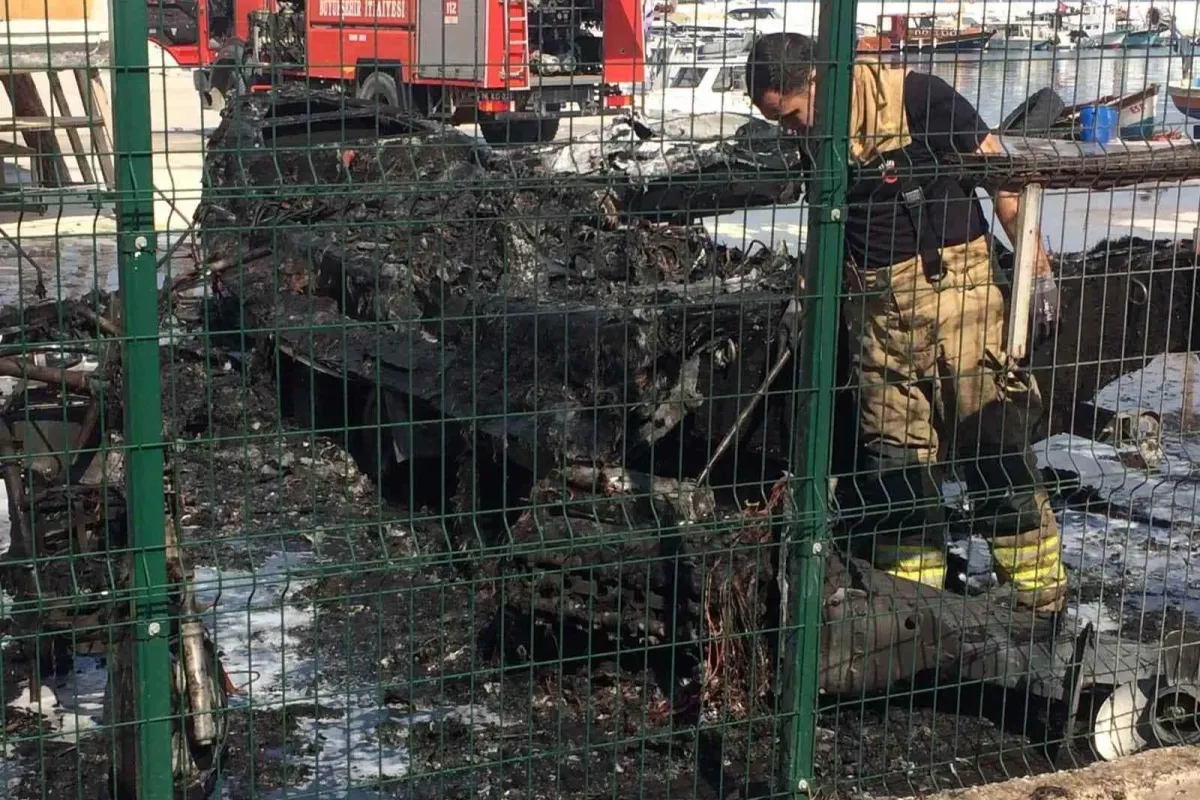 Bursada yat limanında yanan bottan çıkan kara dumanlar gökyüzünü kapladı