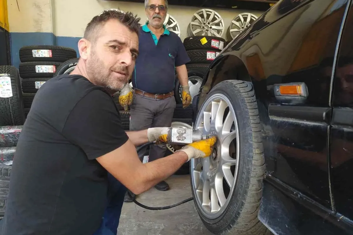 Canını ve aracını sevenler kar yağmadan kış lastiklerini taktırıyor