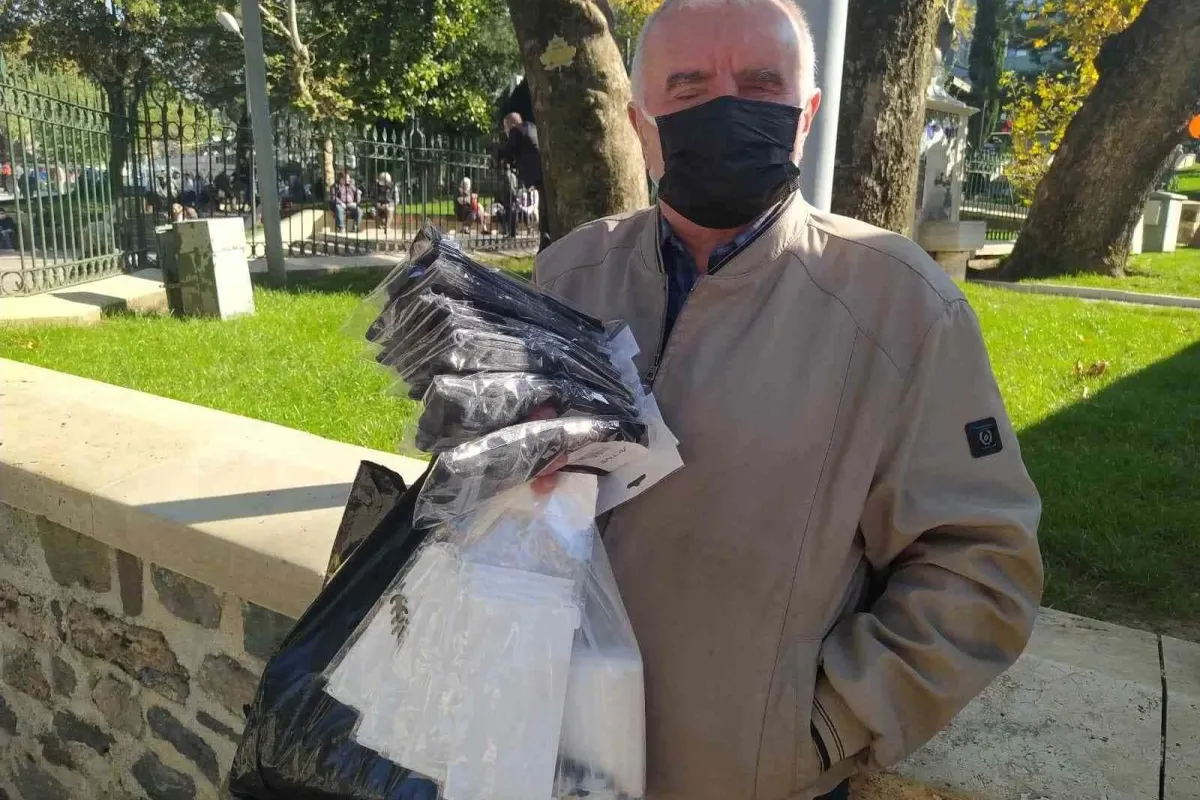 Görme engelli adam sokak sokak gezip çorap satıyor